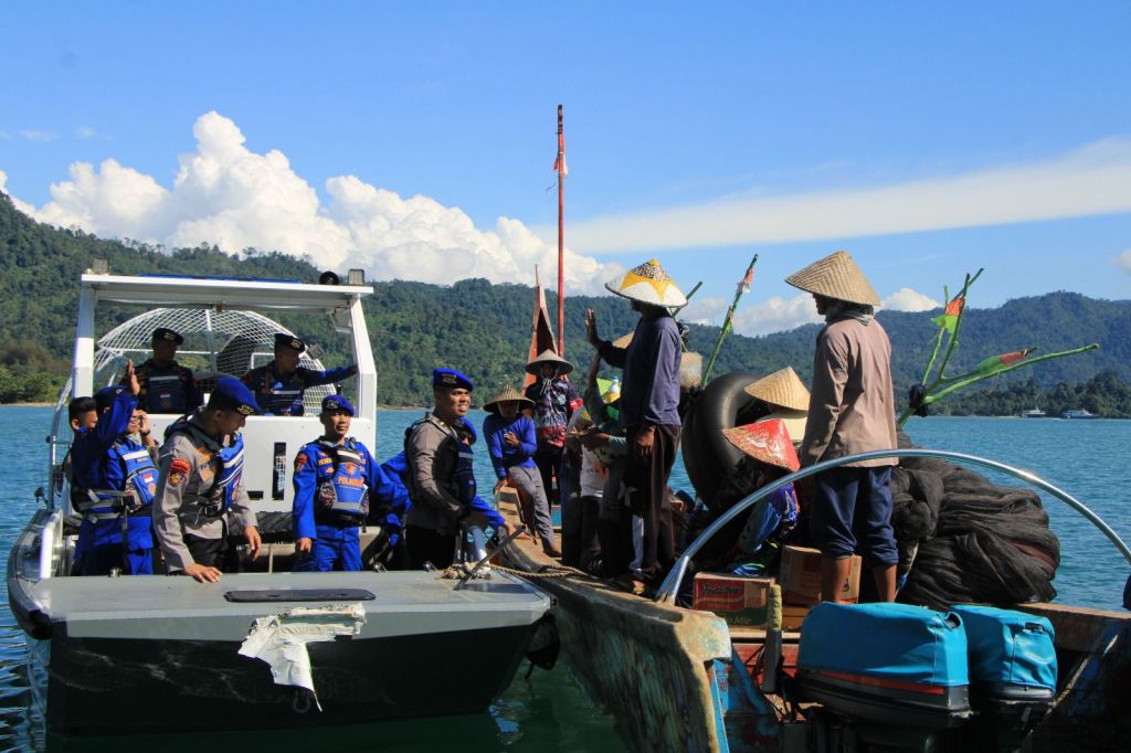 Ditpolairud Polda Sumbar Berbagi Harapan: Bantuan Logistik Tiba di Tengah Nelayan Bungus Teluk&nbsp;Kabung