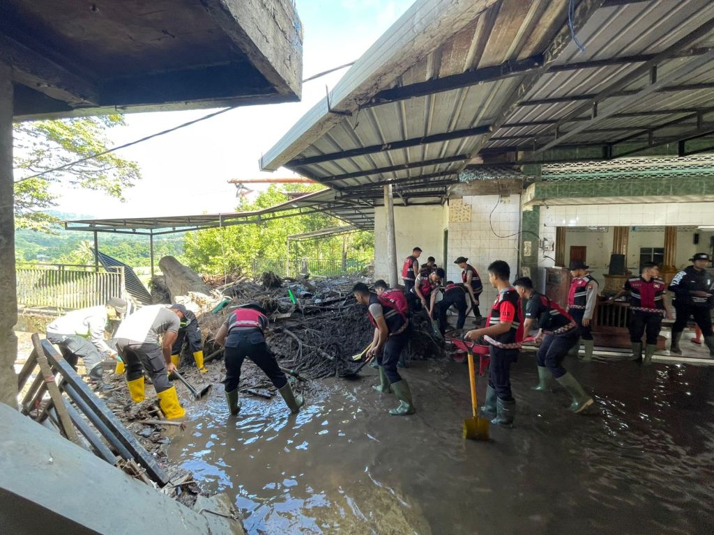 Polda Sumbar Tak Kenal Lelah: Personel Samapta Terus Bekerja di Hari ke-26 Bencana Hidrometeorologi
