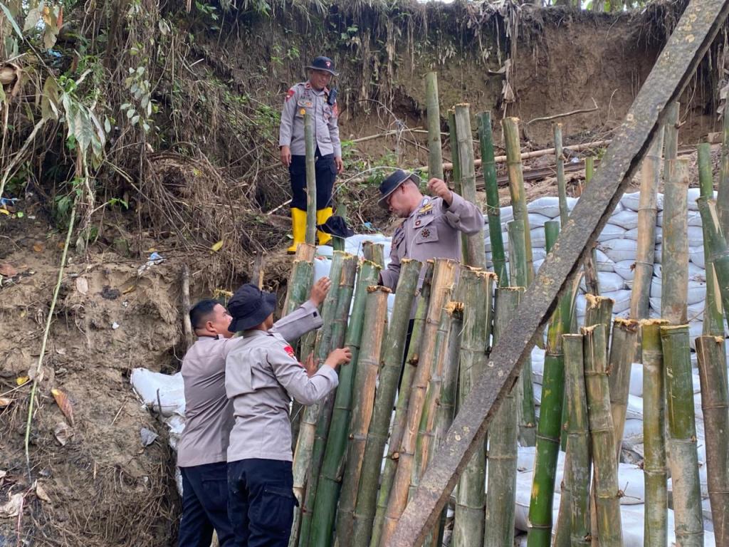 Personel Satbrimob Polda Sumbar Sukses Bangun Jembatan Darurat di Dua Lokasi&nbsp;Banjir