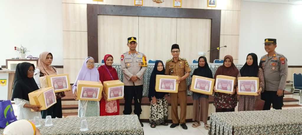 Kapolres Tanah Datar Bagikan Sembako kepada Ibu Kurang Mampu di Nagari&nbsp;Beringin