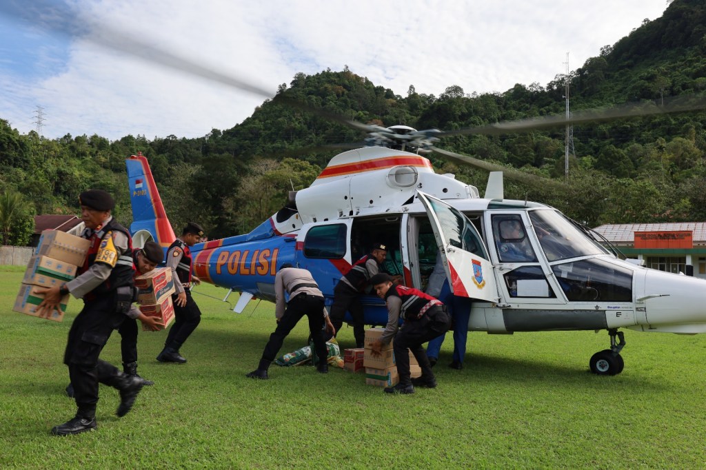Tempuh Jalur Udara, Polda Sumbar Kirim Bantuan Kemanusiaan ke Warga Pengungsi&nbsp;Sumbar