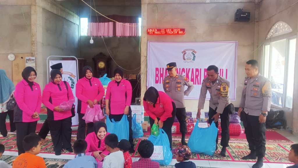 Kapolsek Suliki Dampingi Bhayangkari Polres 50 Kota Salurkan Bantuan bagi Warga Terdampak Bencana Alam di Nagari Koto&nbsp;Tinggi