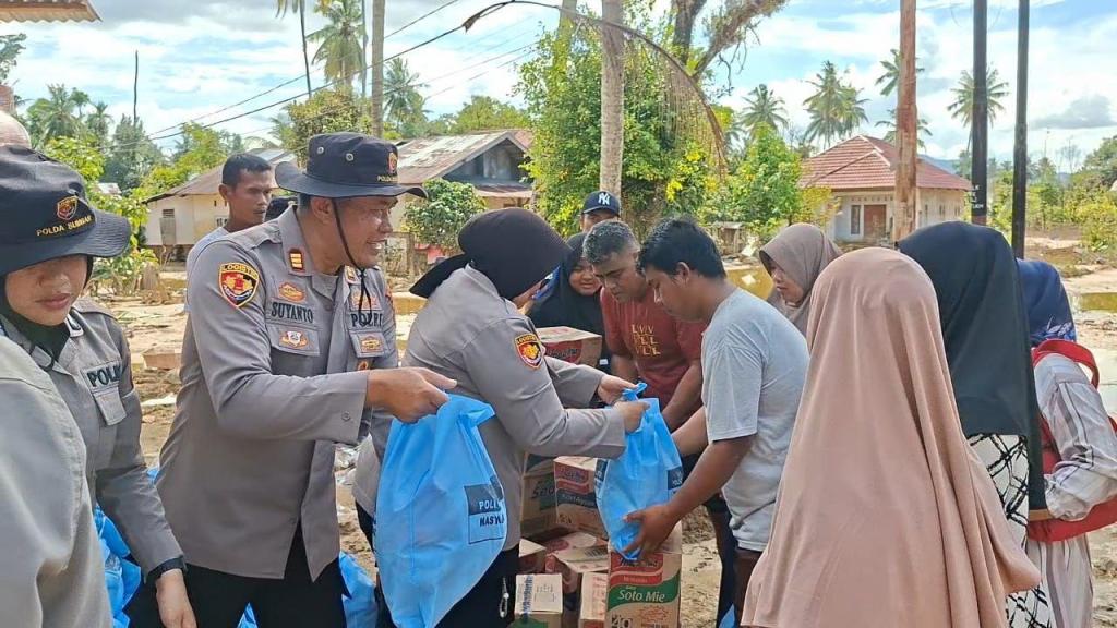 Polda Sumbar Salurkan Ratusan Paket Bantuan Sosial kepada Korban Banjir dan&nbsp;Longsor