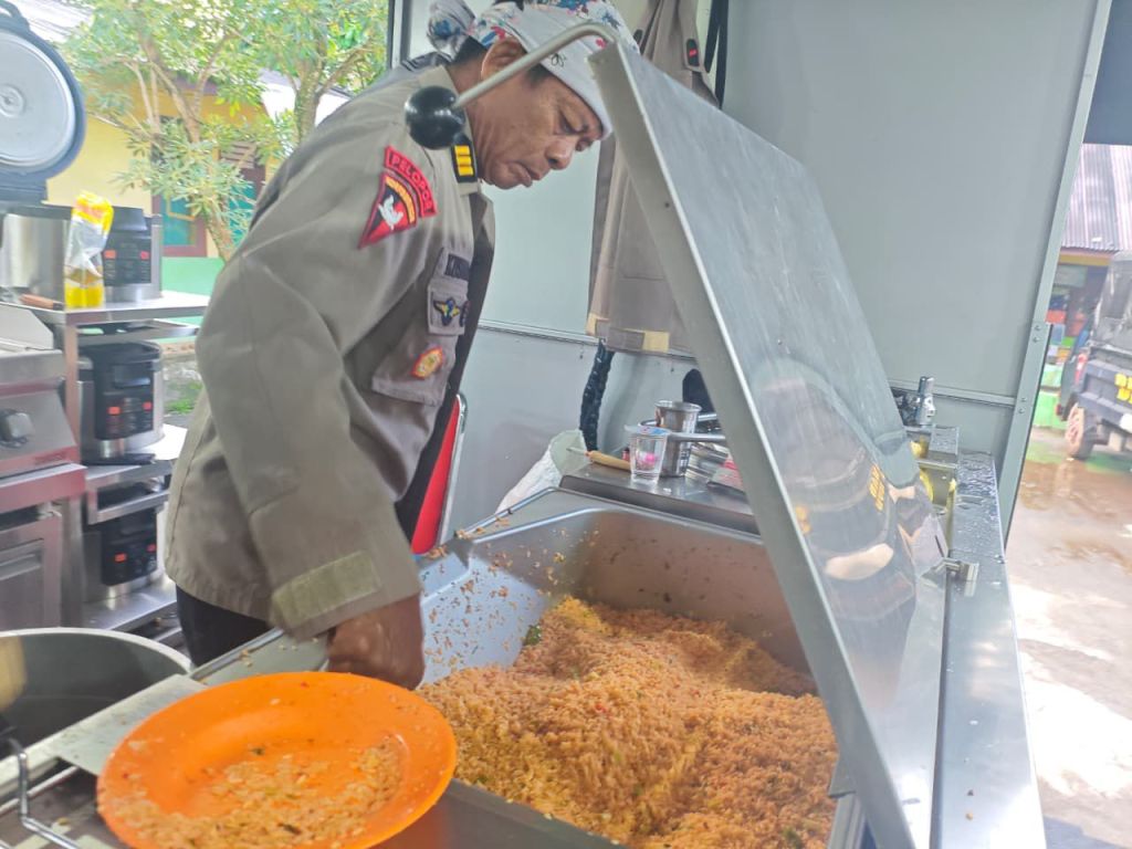 Pendistribusian Bantuan Harian: Satbrimob Polda Sumbar Capai Lebih dari 81.000 Porsi&nbsp;Makanan