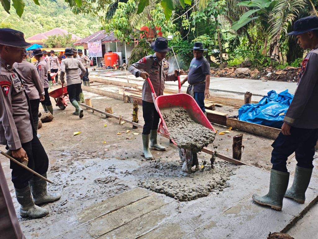 Satbrimob Polda Sumbar Percepat Pembangunan Huntara untuk Korban Banjir Bandang di Beberapa Wilayah&nbsp;Sumbar