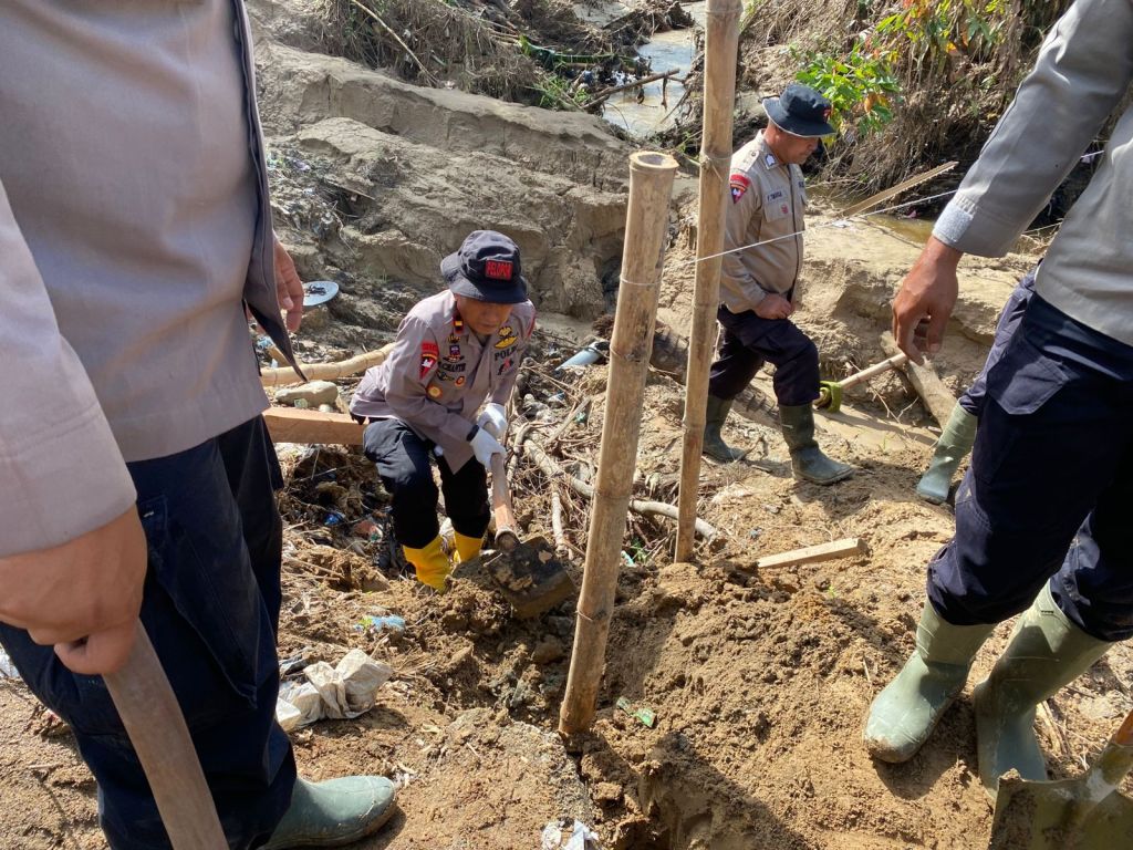 Progres Cepat: Satbrimob Polda Sumbar Pulihkan Akses Jalan Putus Akibat Banjir&nbsp;Bandang