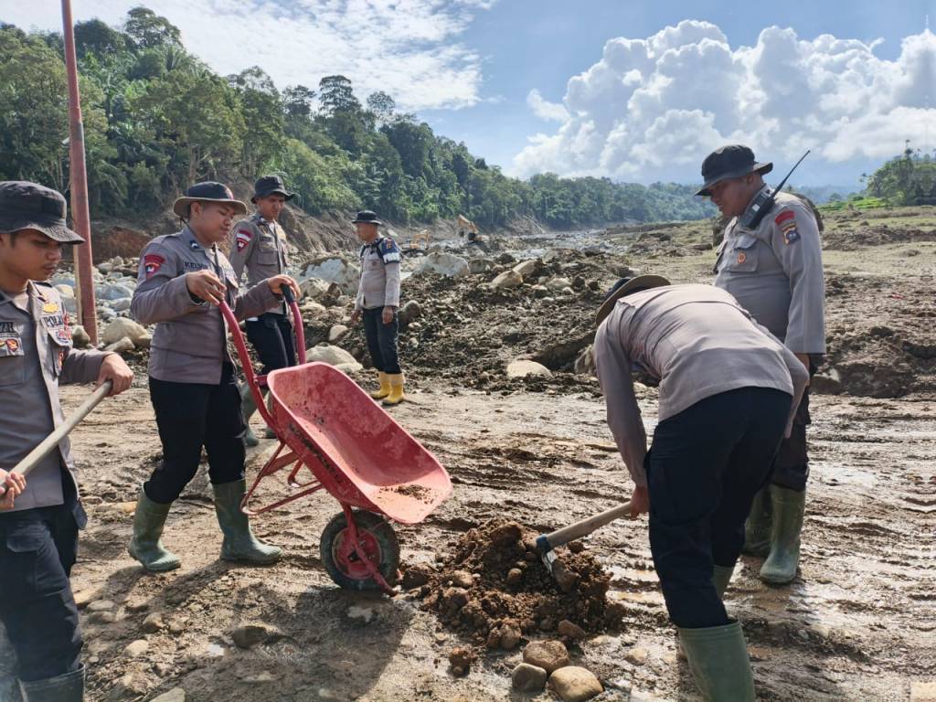 Komitmen Polri kepada Masyarakat: Den Gegana Perbaiki Akses Jalan dan Jembatan di&nbsp;Agam