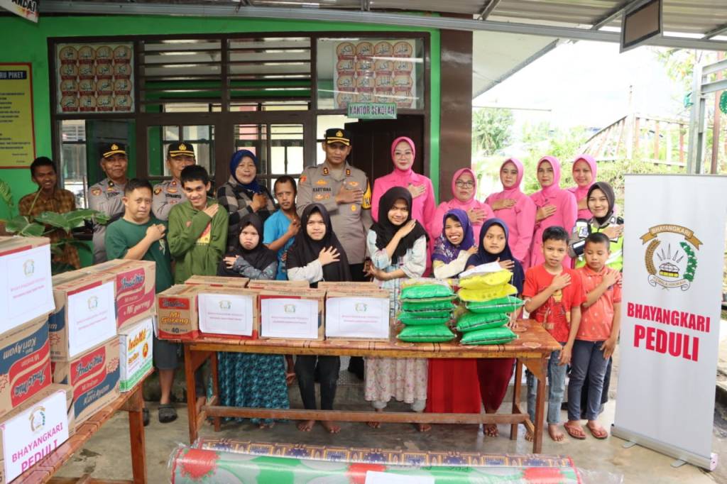 Kapolres Padang Panjang Bersama Ketua Bhayangkari Gelar Bakti Sosial di SLB Waraqil&nbsp;Jannah
