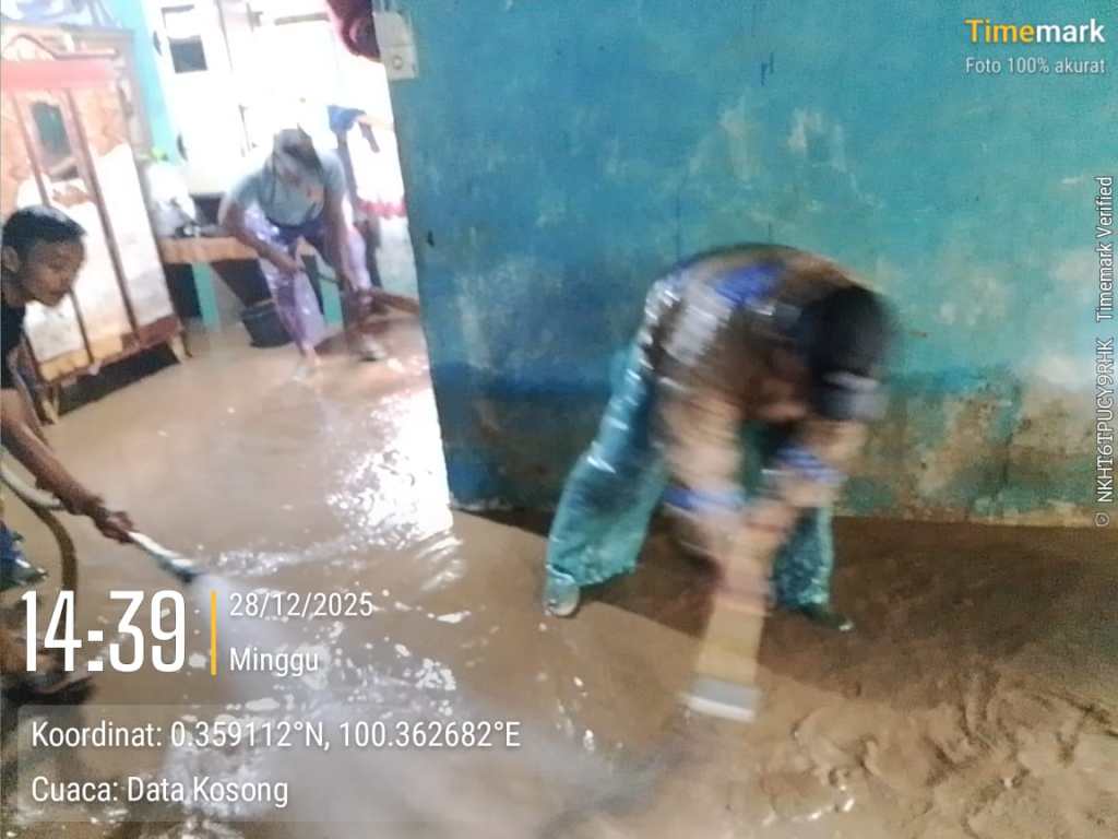 Bhabinkamtibmas Hadir di Tengah Masyarakat Saat Banjir Melanda Nagari&nbsp;Galugua