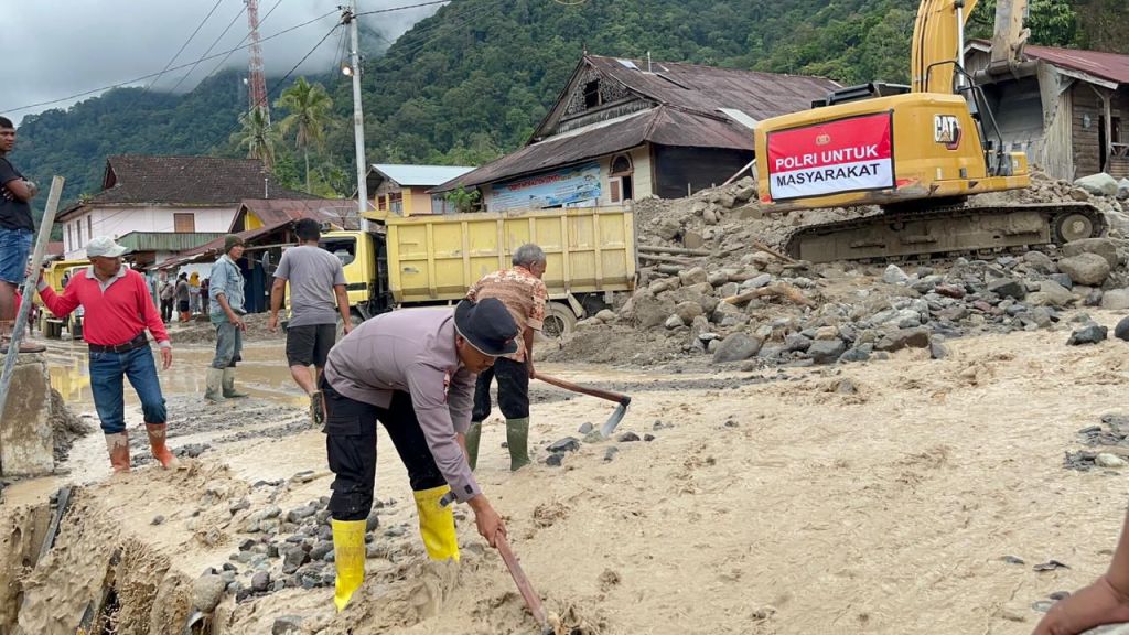 Polda Sumbar Kerahkan Alat Berat untuk Bangun Jembatan Darurat di Korong Parak Pisang Padang&nbsp;Pariaman