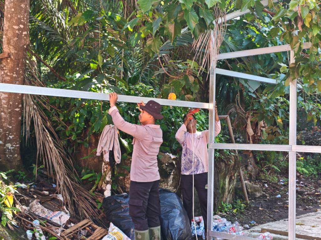 Personel Brimob Polda Sumbar Aktif Bantu Pemulihan Pascabencana Banjir dan Longsor di Beberapa&nbsp;Wilayah