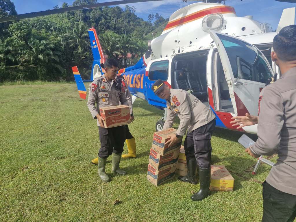 Polda Sumbar Optimalkan Dukungan Udara Polri, Salurkan Bantuan Kemanusiaan ke Lokasi Banjir di&nbsp;Agam