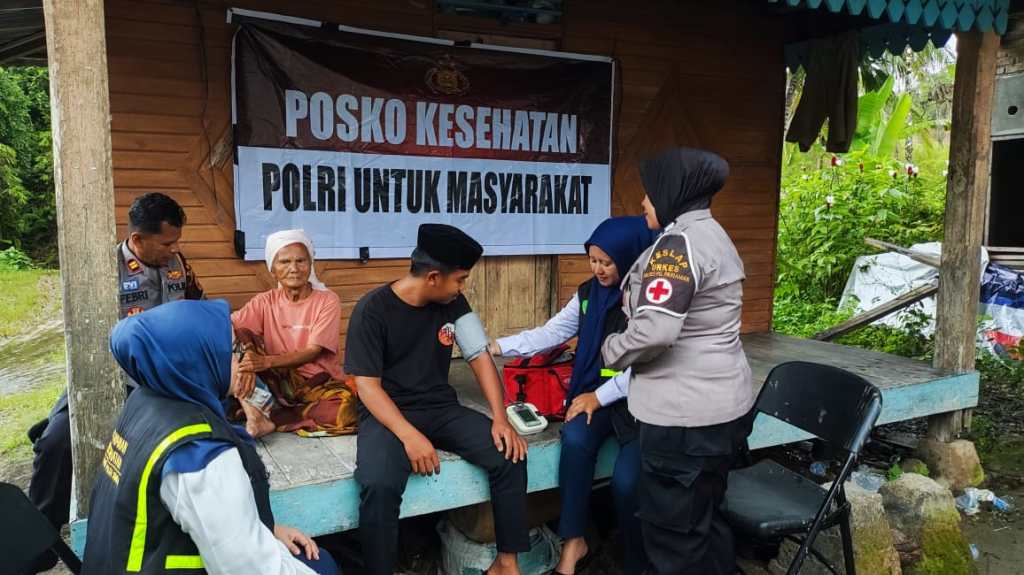 Biddokkes Polda Sumbar Gelar Bakti Kesehatan Gratis untuk 191 Korban Banjir di Delapan Posko&nbsp;Pengungsian