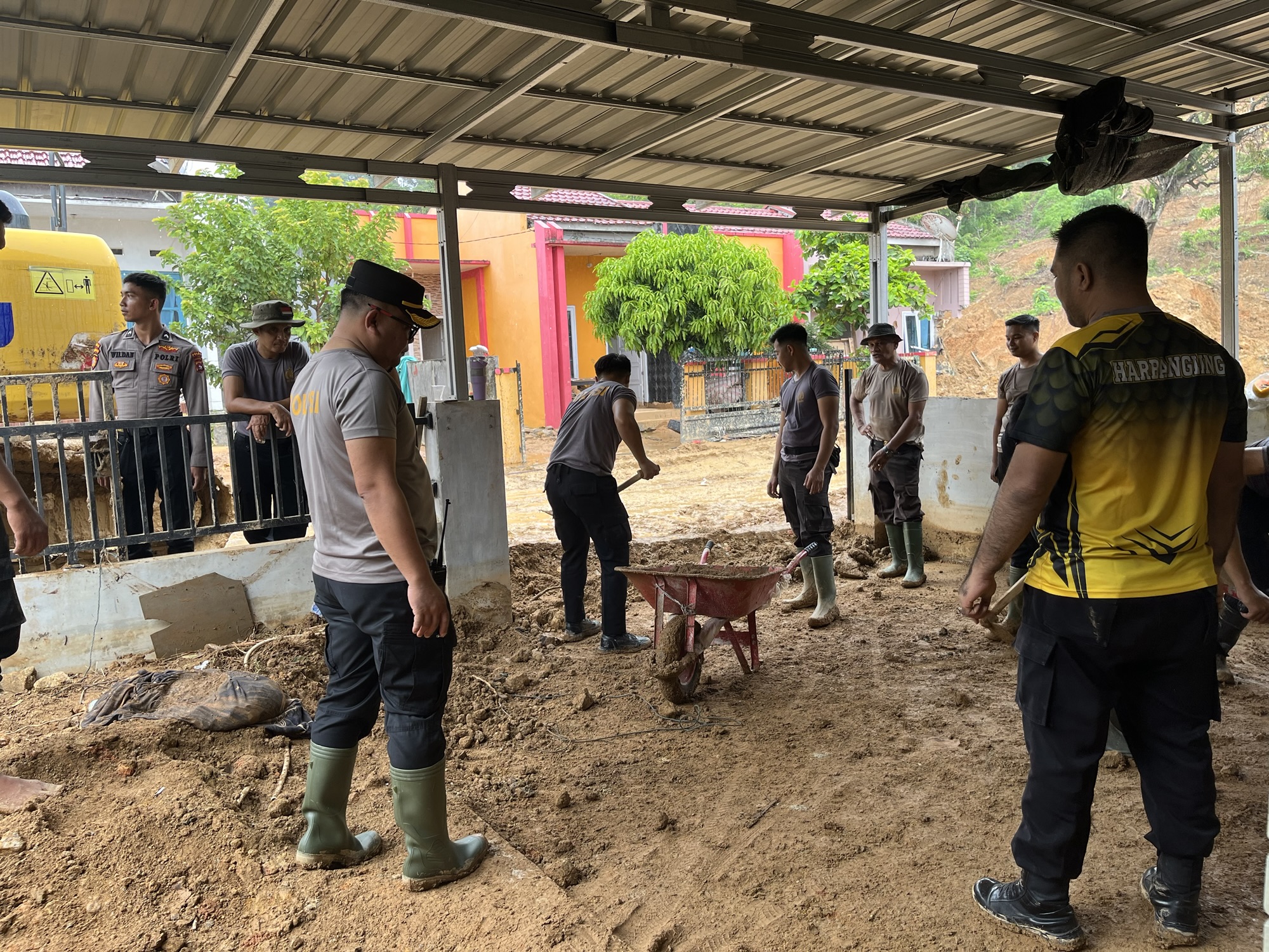 Dirbinmas Polda Sumbar Pimpin Langsung Posko Sungai Lareh, Pembersihan Lumpur dan Dapur Umum Terus Berjalan
