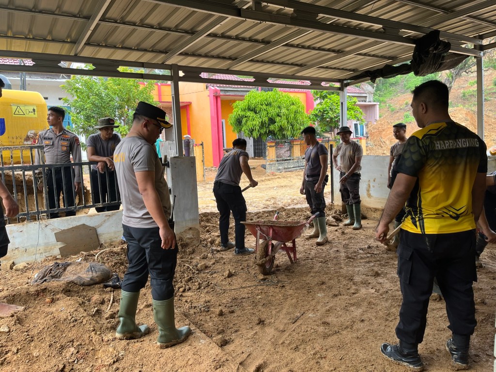 Dirbinmas Polda Sumbar Pimpin Langsung Posko Sungai Lareh, Pembersihan Lumpur dan Dapur Umum Terus&nbsp;Berjalan