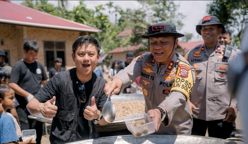 Kapolda Sumbar Bersama Bobon Santoso Masak dan Bagikan 5.000 Porsi Bakso untuk Warga Terdampak&nbsp;Bencana