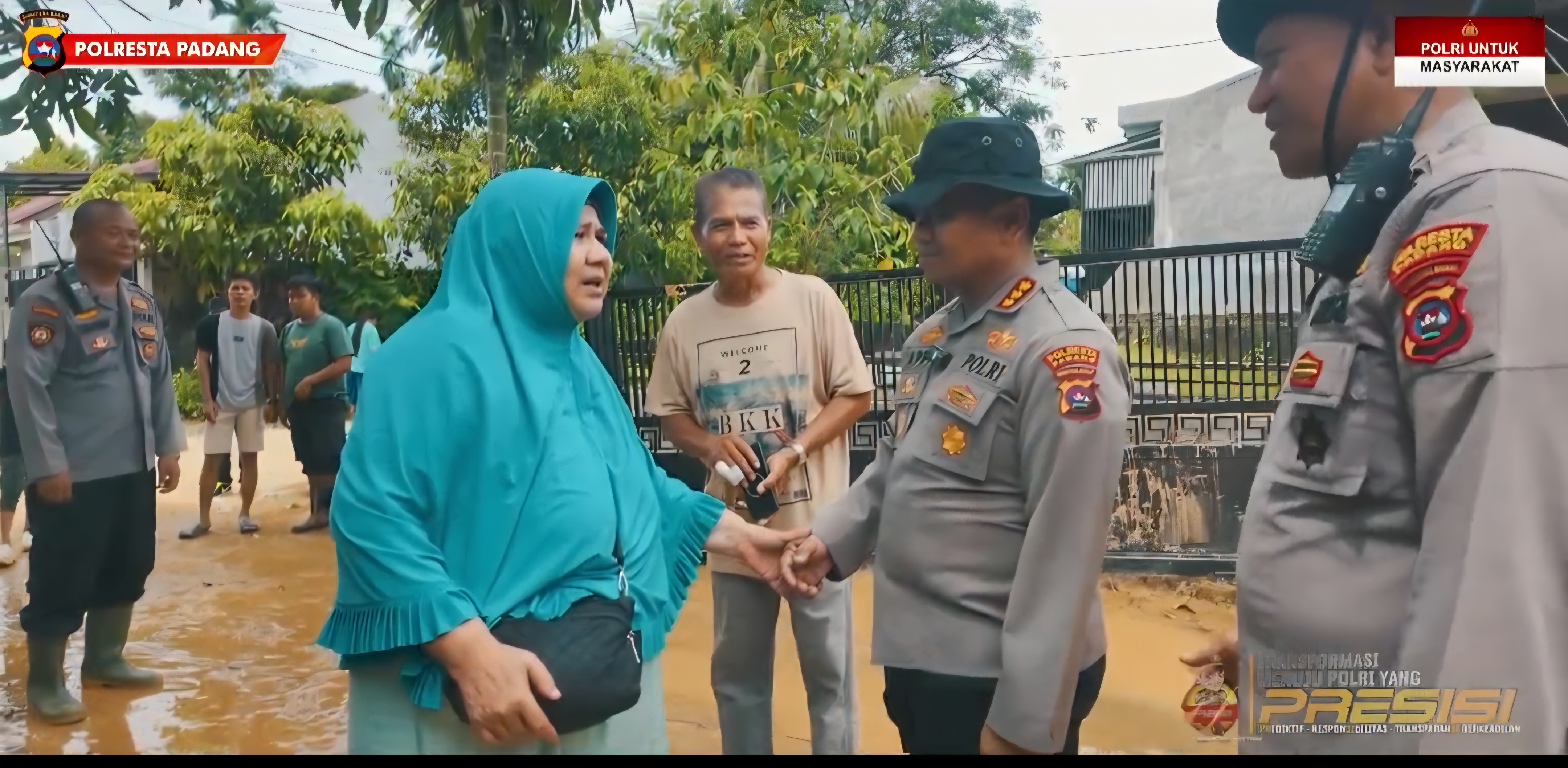 Warga Sungai Buo Sampaikan Terima Kasih kepada Polri atas Respon Cepat Evakuasi Bencana