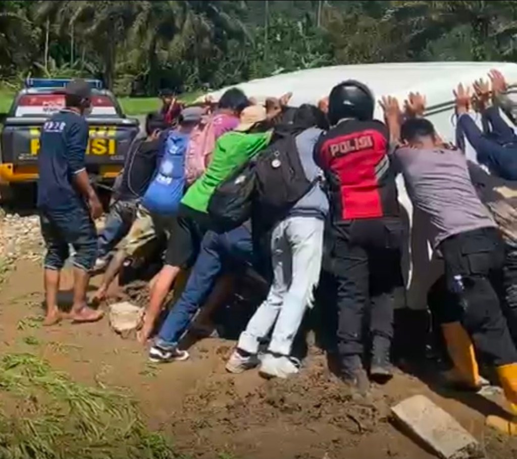 Meski Terhambat Kendala di Lapangan Kasat Samapta Polresta Bukittinggi Pastikan Bantuan Makanan Sampai di Lokasi&nbsp;Bencana