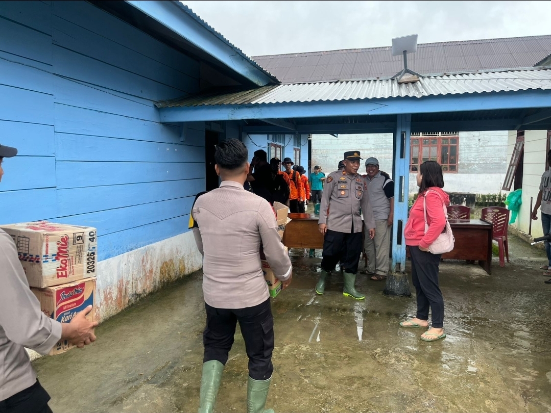 Polsek Sikabaluan Polres Kepulauan Mentawai Dampingi Bupati Salurkan Bantuan ke Lokasi Banjir