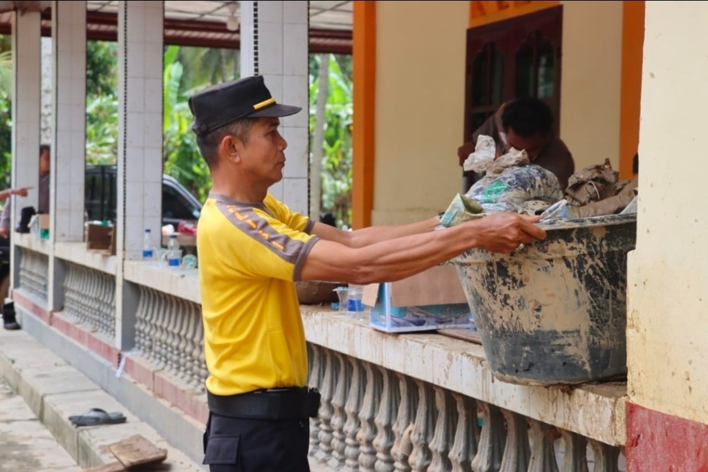 Polres Pariaman dan Pemko Pariaman Bersihkan Sisa Lumpur Pasca Banjir di Desa punggung&nbsp;ladiang