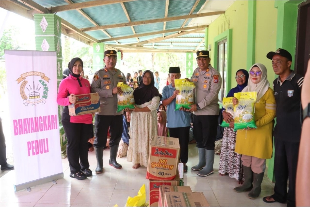 Kapolres Pasaman Barat dan Ketua Bhayangkari Salurkan Bantuan Lanjutan dan Layanan Berobat Gratis di Kecamatan Sasak Ranah Pasisie
