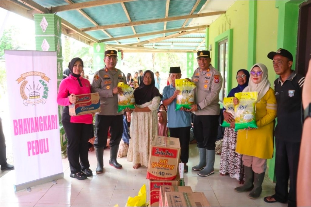 Kapolres Pasaman Barat dan Ketua Bhayangkari Salurkan Bantuan Lanjutan dan Layanan Berobat Gratis di Kecamatan Sasak Ranah&nbsp;Pasisie