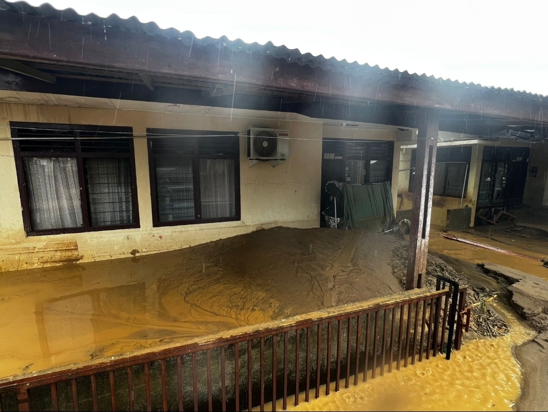 Dedikasi Polri Tanpa Batas: Asrama Polsek Pauh Terendam Lumpur 1 Meter, Personel Tetap Turun Bantu Korban Banjir Bandang