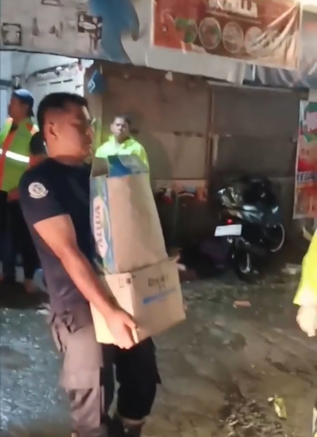 Warga Jalan Irigasi Padang Dievakuasi Akibat Banjir, Polresta Padang Kerahkan Seluruh Personel