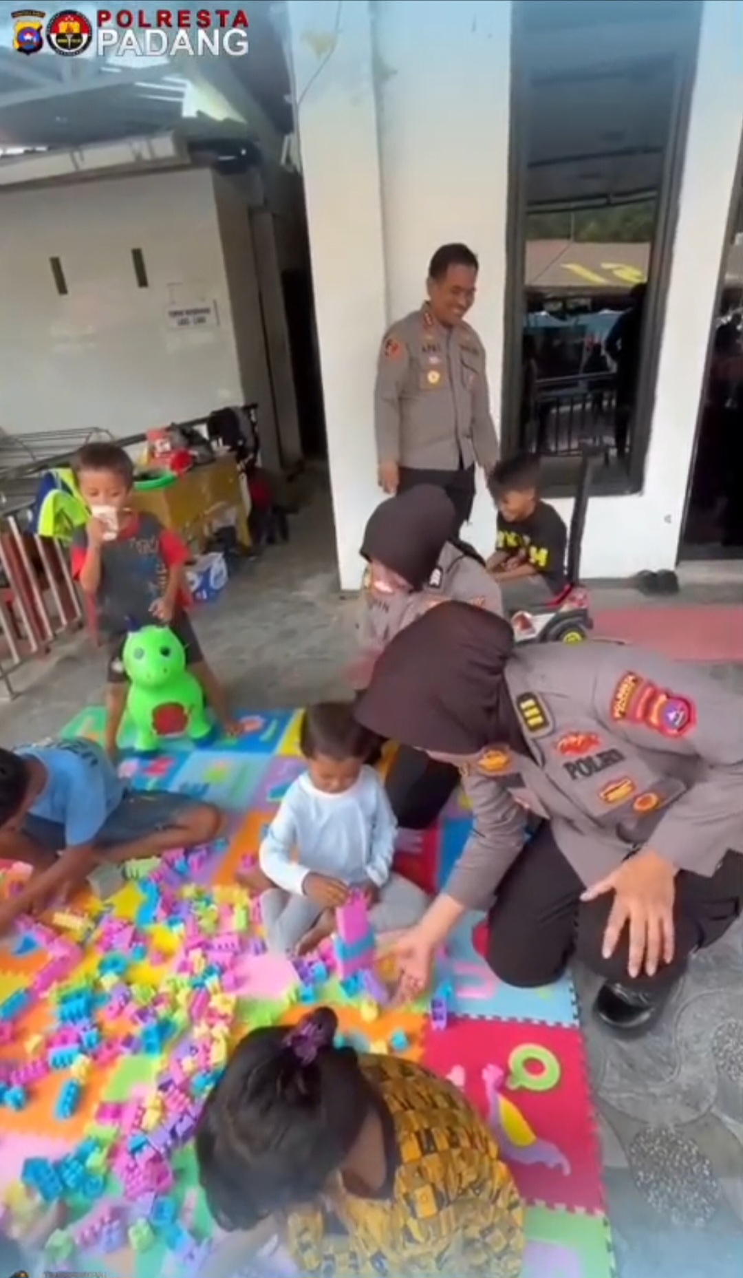 Polwan Polresta Padang lakukan Trauma Healing untuk menghibur Warga Terdampak Banjir
