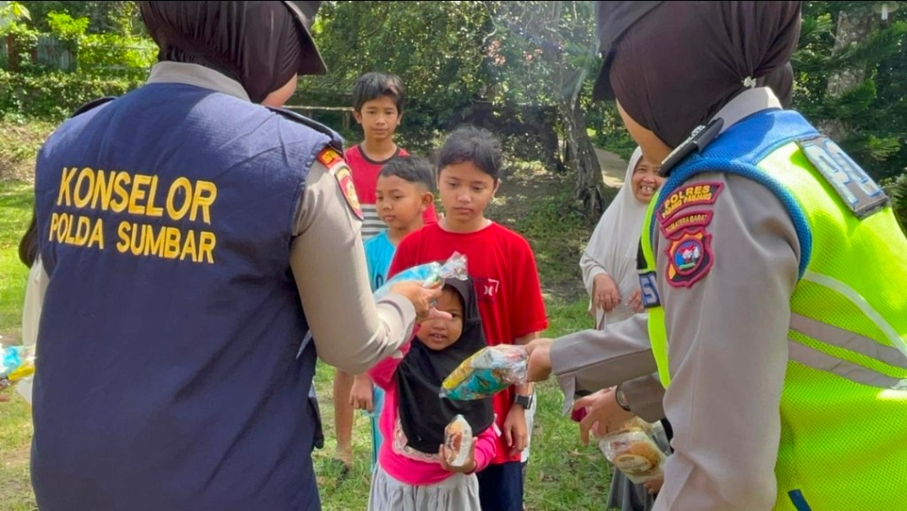 “Polres Padang Panjang Berikan Trauma Healing kepada Anak-Anak Korban Bencana, Bantu Hilangkan Rasa Trauma dan Kecemasan”