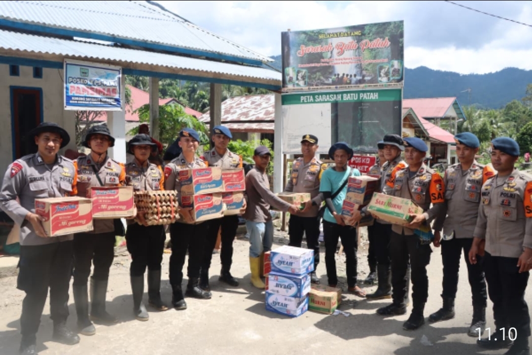 Polres Padang Pariaman Salurkan Bantuan ke Warga Terdampak di Korong Sipisang sipinang Nagari Anduring Kecamatan 2×11 Kayu Tanam