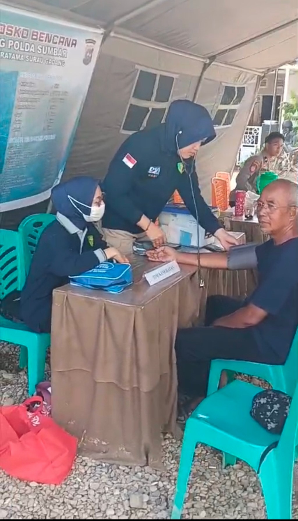 Layanan Kesehatan Gratis Polda Sumbar Sasar Warga Terdampak Bencana di Posko Gurun Laweh&nbsp;Padang