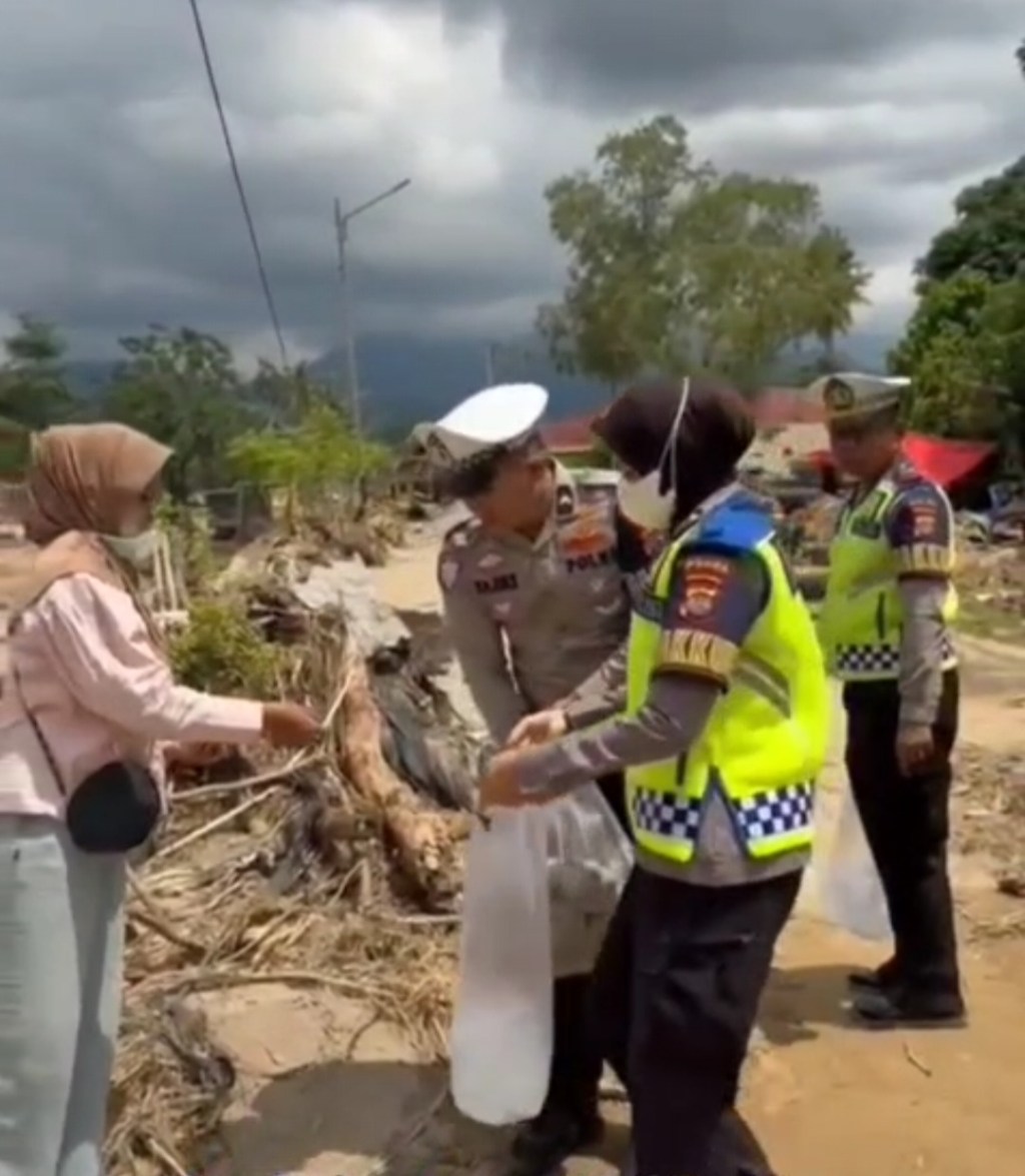 Ditlantas Polda Sumbar Beri Bantuan Makanan di Lokasi Terdampak Banjir Gunung&nbsp;Nago
