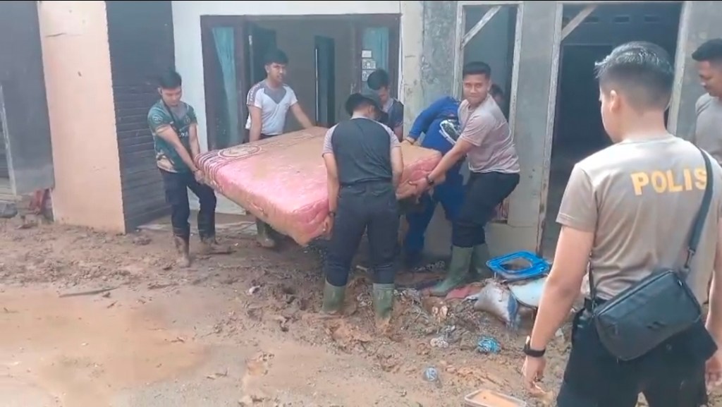 Polda Sumbar Kerahkan Alat Berat dan Personel, Lumpur Tebal di Komplek Grand Mandiri 1 Sungai Lareh&nbsp;Dibersihkan