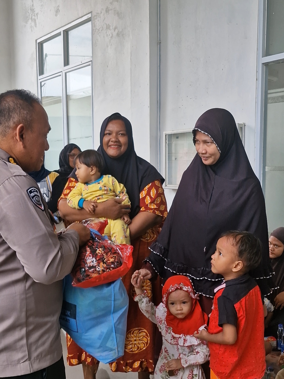 Polda Sumbar Prioritaskan Kelompok Rentan, Salurkan Bantuan Khusus Ibu Hamil dan Balita di Posko Surau Gadang