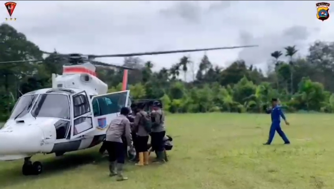 Bantuan Logistik Tiba Melalui Udara, Brimob Jangkau Wilayah Terisolasi di Agam
