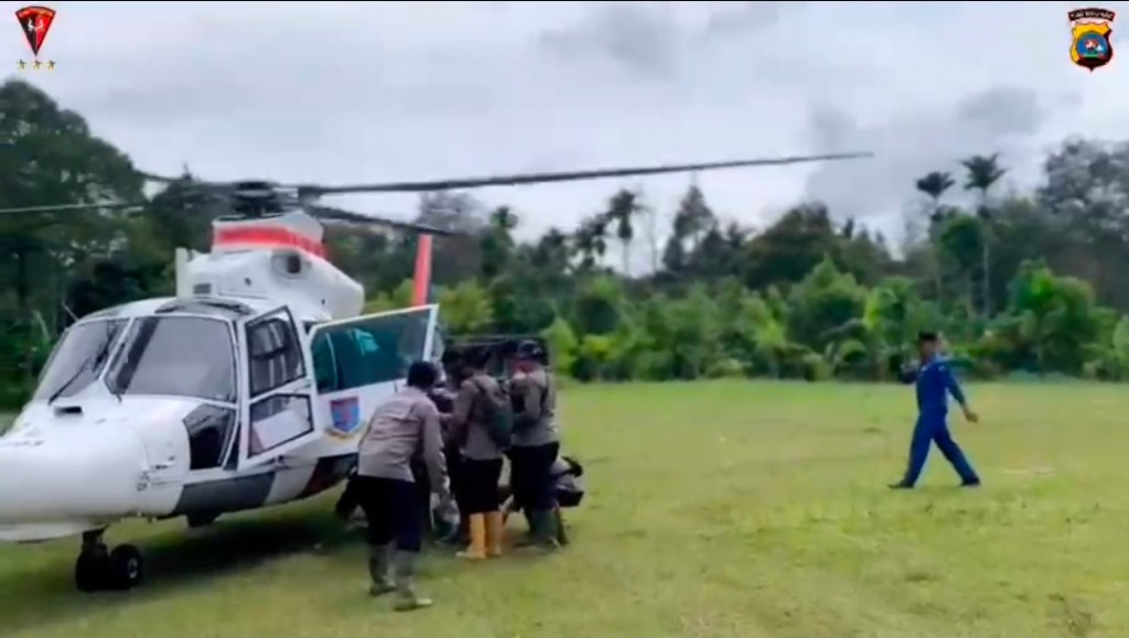 Bantuan Logistik Tiba Melalui Udara, Brimob Jangkau Wilayah Terisolasi di&nbsp;Agam