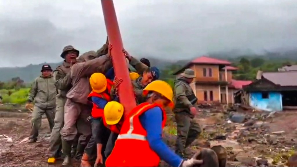 Bakti Brimob Polda Sumbar: 50 Personel Sukses Pergeser dan Pasang Tiang PLN&nbsp;Pasca-Bencana