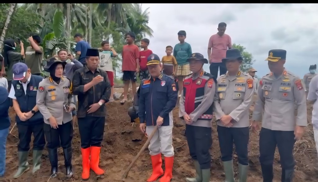 Polri Sampaikan Duka Mendalam, 10 Jenazah Korban Bencana Sumbar Dimakamkan Massal di&nbsp;Agam