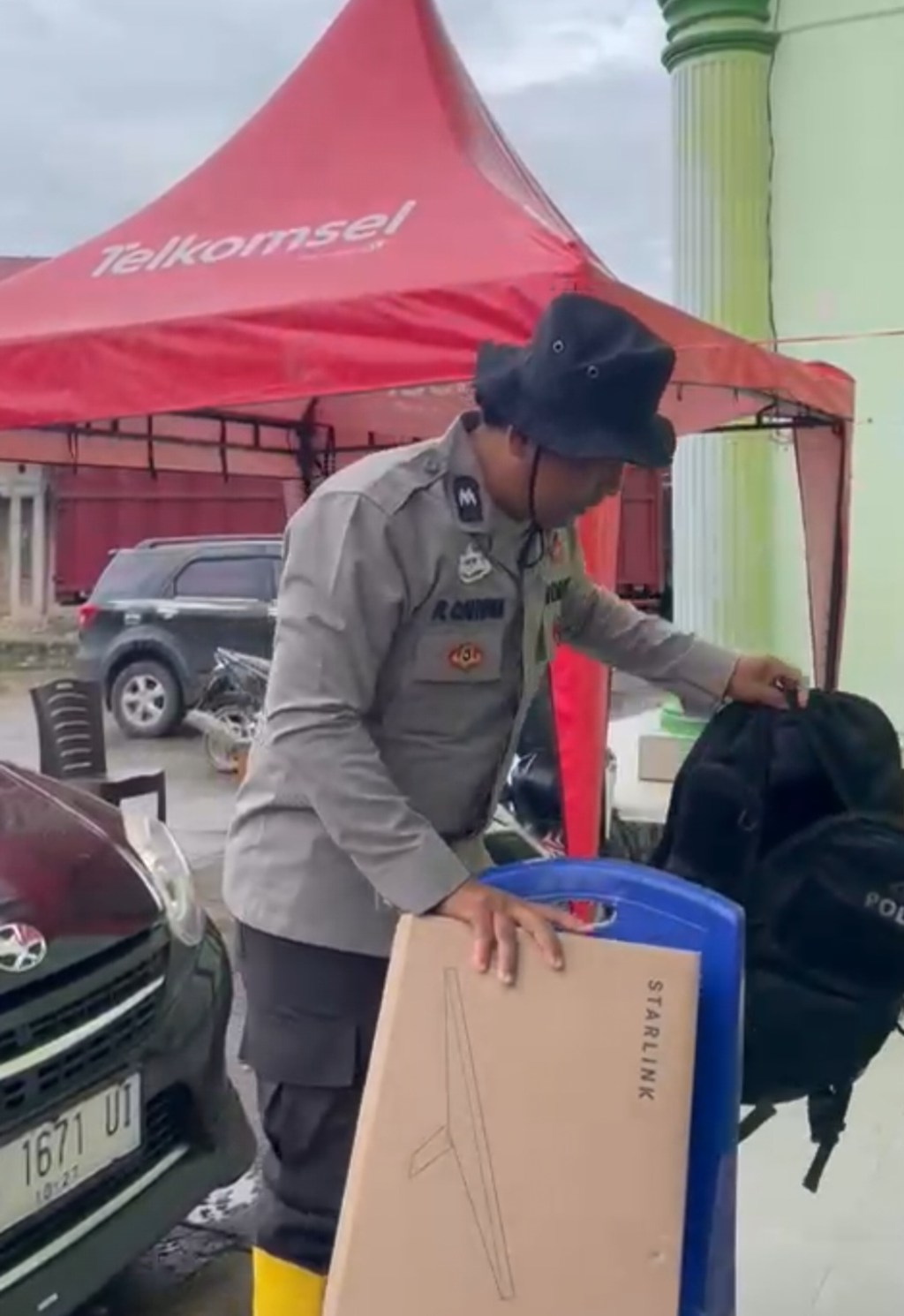 Polda Sumbar Salurkan 8 Unit Starlink dari Div TIK Polri untuk Pulihkan Komunikasi di Wilayah Terdampak&nbsp;Bencana