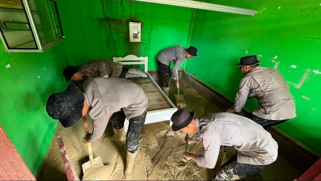 Pulihkan Fasilitas Pendidikan dan Umum, Personel Brimob Polda Sumbar Bergerak Serentak di Agam, Padang, dan&nbsp;Solok