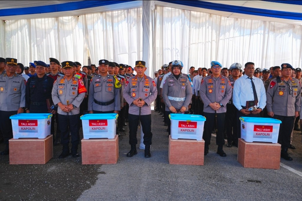 Kapolri Beri Motivasi dan Apresiasi kepada Anggota Polri Terdampak Bencana di&nbsp;Sumbar