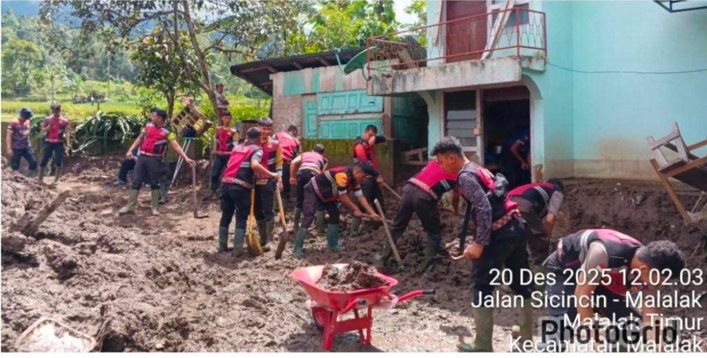 Ditsamapta Polda Sumbar bersama masyarakat bersihkan Mesjid dan Madrasah Pasca Banjir Bandang, di Malalak Timur, Kabupaten&nbsp;Agam