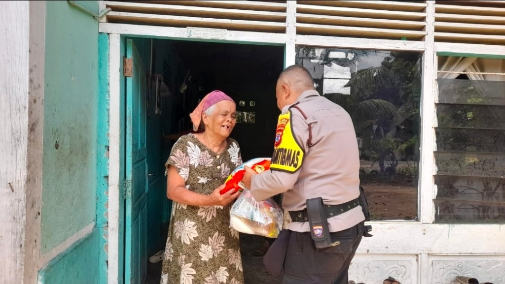 Peringati Hari Ibu, Polres Dharmasraya Salurkan Bansos untuk&nbsp;Lansia