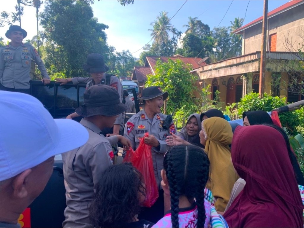 Satbrimob Polda Sumbar Bantu Warga Palembayan Hadapi Dampak Bencana Banjir dan&nbsp;Longsor