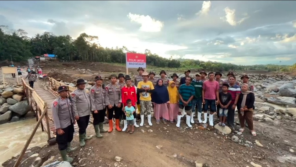 Masyarakat Nagari Salareh Aia Timur Ucapkan Terima Kasih kepada Polri atas Pembangunan Jalan dan Jembatan&nbsp;Pasca-Bencana