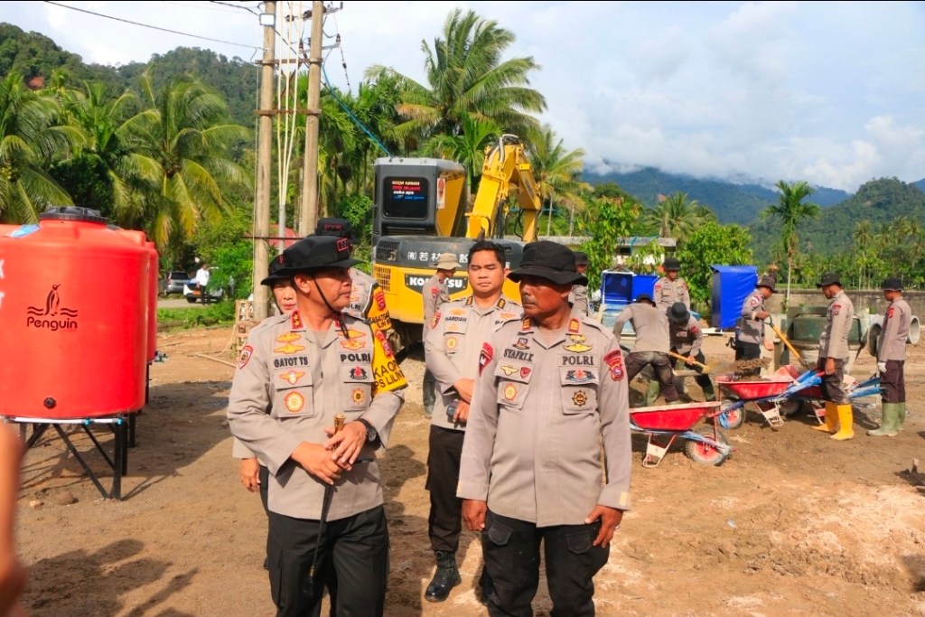 Kapolda Sumbar Tinjau Pembangunan Huntara, dan Pembersihan Longsor Pasca-Bencana Banjir Bandang di Korong Asam&nbsp;Pulau