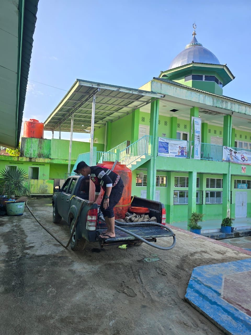 Pascabencana Banjir Bandang, Ditsamapta Polda Sumbar Prioritaskan Air Bersih untuk Warga&nbsp;Maninjau