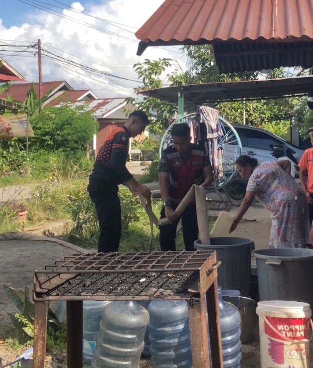Ditsamapta Polda Sumbar Salurkan Air Bersih untuk Warga Terdampak Banjir di Kota&nbsp;Padang