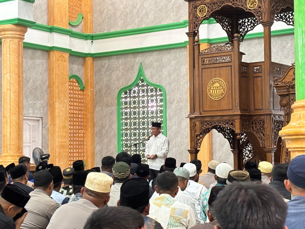Kapolda Sumbar Hadir di Masjid Pahlawan Lumpo, Doa Bersama serta Santuni Anak Yatim dan Salurkan&nbsp;Sembako